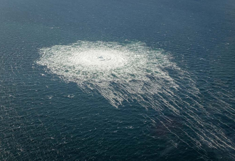 Gasblasen auf der Wasseroberfläche.