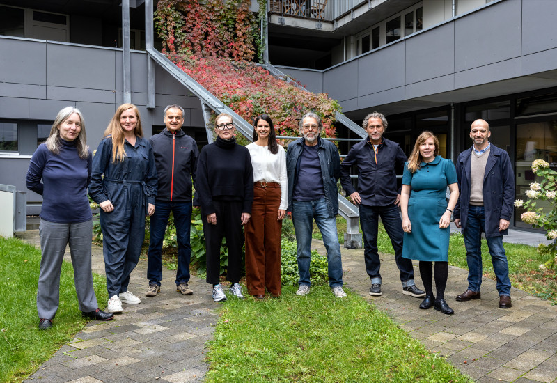 Die Jury steht vor eine Gebäude.