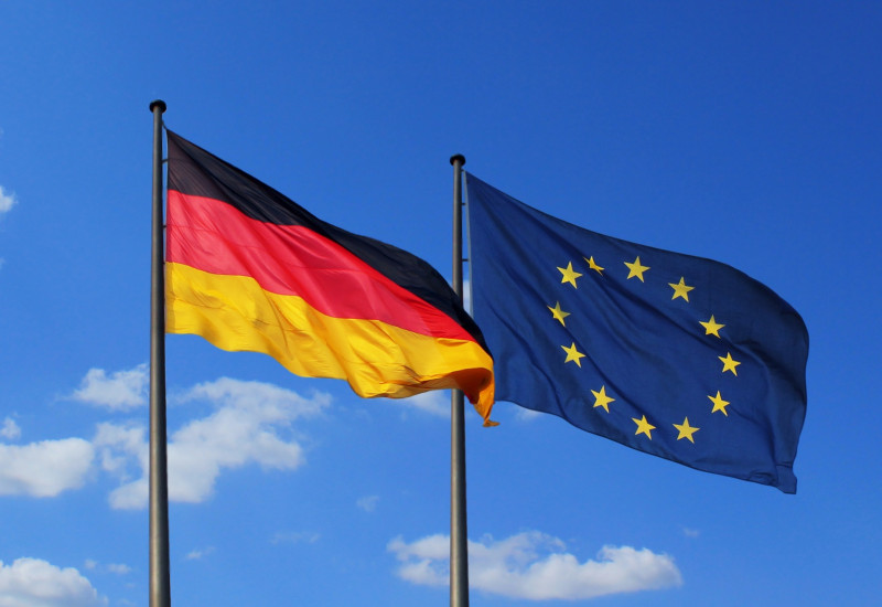 Auf dem Bild wird die Deutschland- und Europaflagge gezeigt