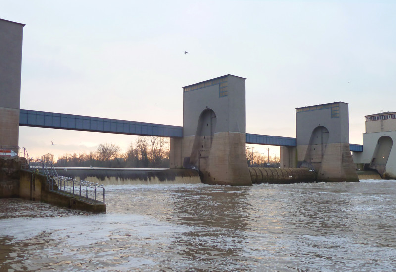 Blick auf das Wasserkraftwerk Griesheim im Main