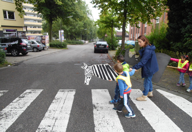 Kinder überqueren einen Zebrastreifen