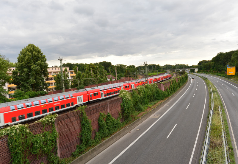 Hochbahn neben einer Autobahn