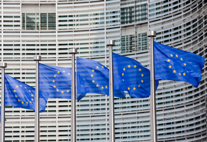 Foto des Gebäudes mit Sitz der Europäischen Kommission in Brüssel, davor wehen EU-Fahnen