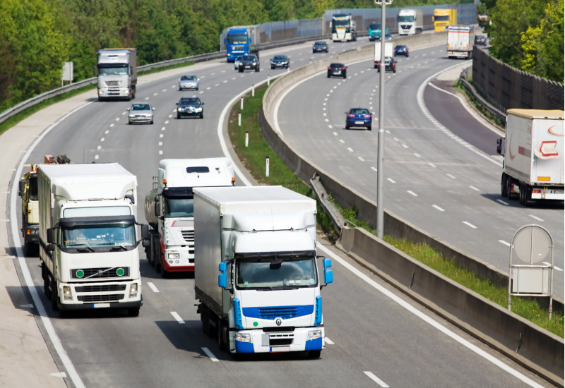 Viele Lkw und wenige Pkw auf einer Autobahn