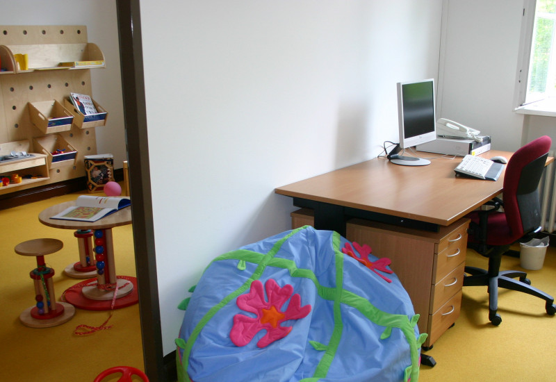 Eltern-Kind-Zimmer in Berlin: Zwei Räume zum Arbeiten und Spielen mit Schreibtisch, Kindermöbeln und Spielzeug