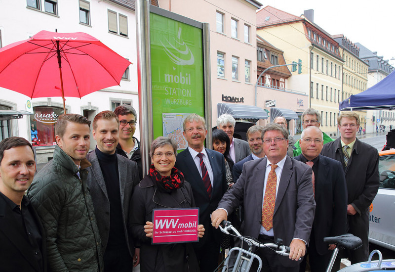 Einweihung einer Mobilitätsstation an einer Straße in Würzburg