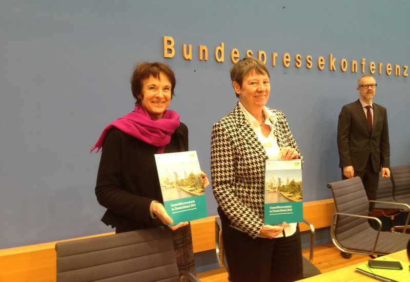 Barbara Hendricks und Maria Krautzberger stellen die Umweltbewusstseinsstudie 2014 vor