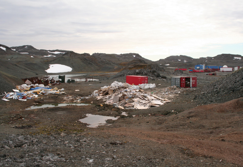 Müllhalden neben einer Forschungsstation auf der antarktischen Halbinsel Filder