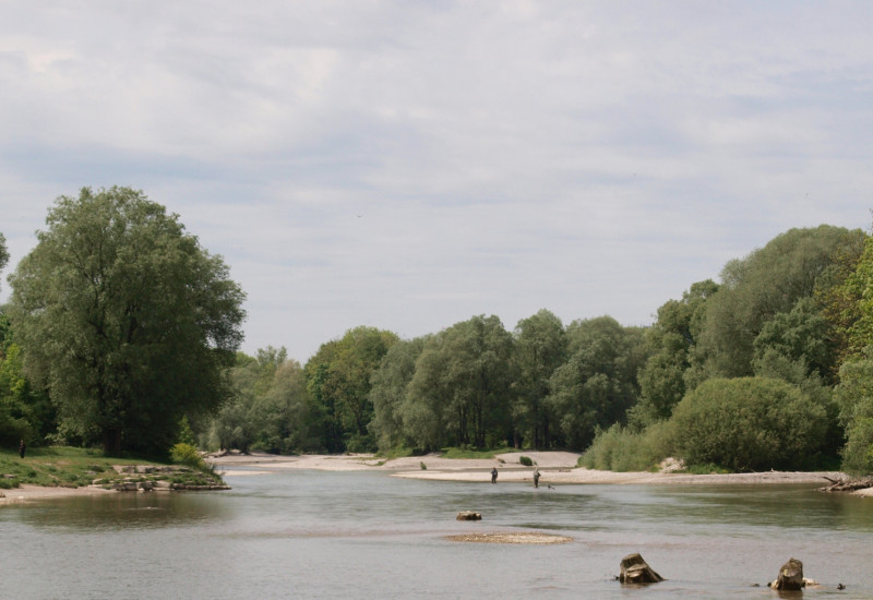 Ein Fluss im Sonnenschein