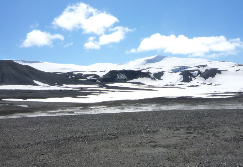 Antarktisches Festland mit schnee- und eisbedeckten Bergen im Hintergrund