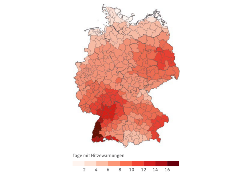 Die Abbildung zeigt eine Deutschlandkarte. Die Kreise und kreisfreien Städte sind in neun farbliche Kategorien nach der Anzahl der Tage mit Hitzewarnungen im Kreismittel der Jahre 2017 bis 2021 eingeteilt. Besonders viele Tage mit Hitzewarnungen wurden demnach entland des Oberrheingrabens im Südwesten Deutschlands verzeichnet. Hier gab es im letzten 5-Jahresmittel an 12 bis 16 Tagen Hitzewarnungen.