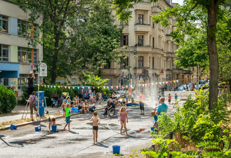 Spielende Kinder auf der Straße