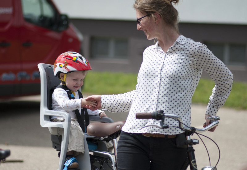 Foto mit Frau und Kleinkind auf Fahrrad