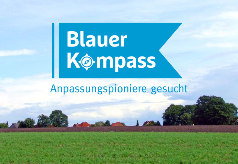 Foto einer Landschaft, darauf ein Banner "Blauer Kompass - Anpassungspioniere gesucht"