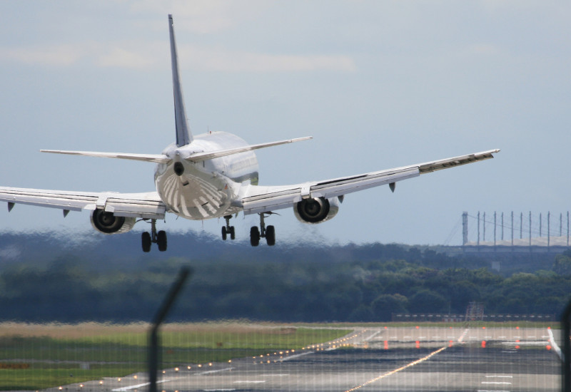 Passagierflugzeug im Landeanflug an einem Flughafen