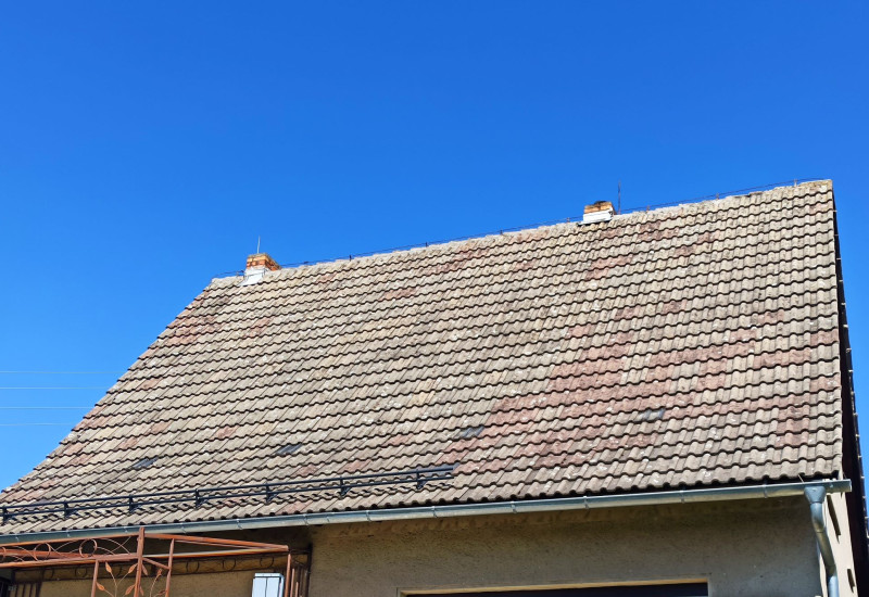 Ein Einfamilienhaus vor blauem Himmel.