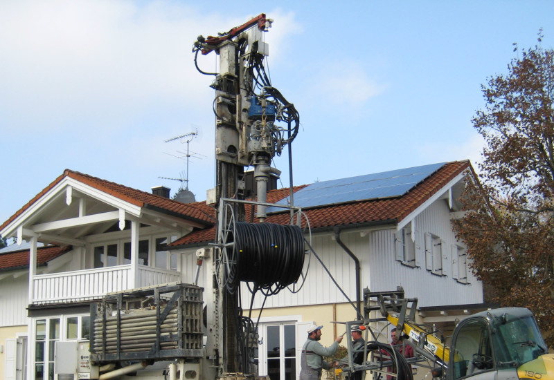 Ein Bohrgerät vor dem freistehenden Einfamilienhaus