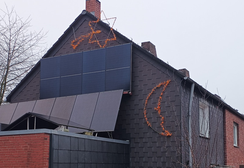 Ein schieferverkleidetes Reihenendhaus mit einstöckigem Anbau an der Giebelseite