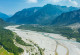 Luftaufnahme des Flusses Tagliamento in Italien mit einem Geflecht aus ausgedehnten Geröllflächen, Haupt- und Nebenarmen