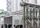 Das Bild zeigt ein Rohrleitungssystem vor industriellen Anlagen zur Einspeisung von Kaltwasser in einen Produktionsprozess. Neben den Rohren sind weitere technische Aggregate zu sehen.