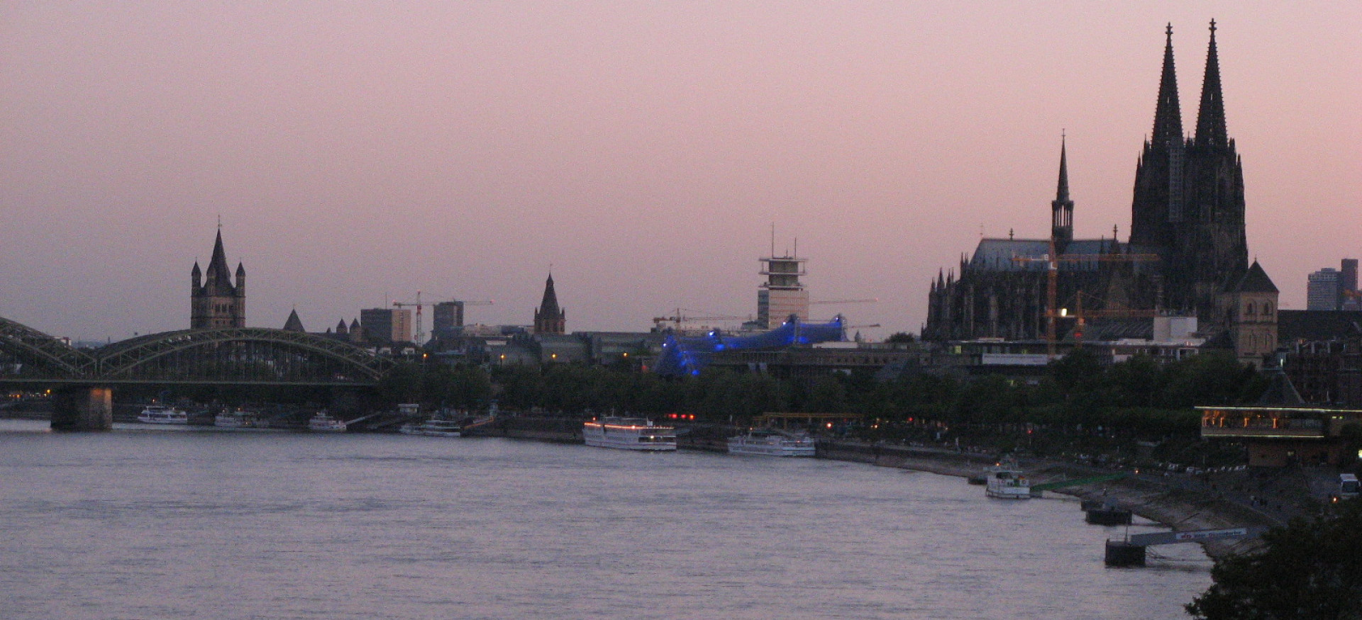 Der Dom am Rhein bei Sonnenuntergang