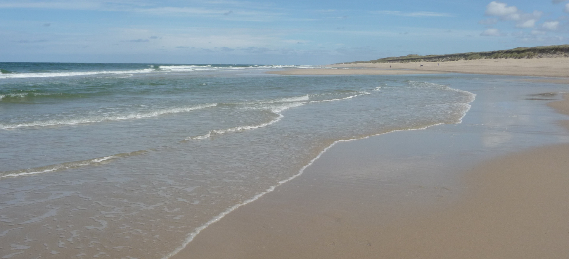 Ein Strand an der Nordseeküste mit Wellen