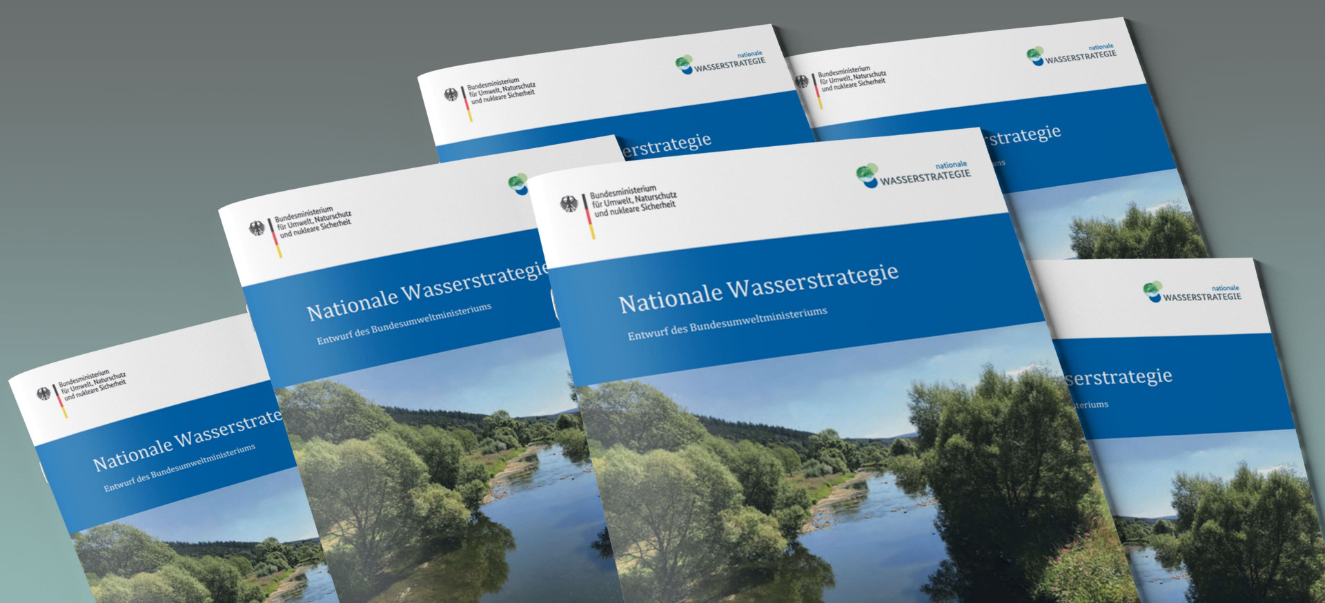 Das Bild zeigt einen Stapel Broschüren mit dem Titel "Nationale Wasserstrategie".