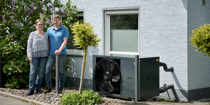 Familie Krüger vor Ihrem Haus mit Wärmepumpe