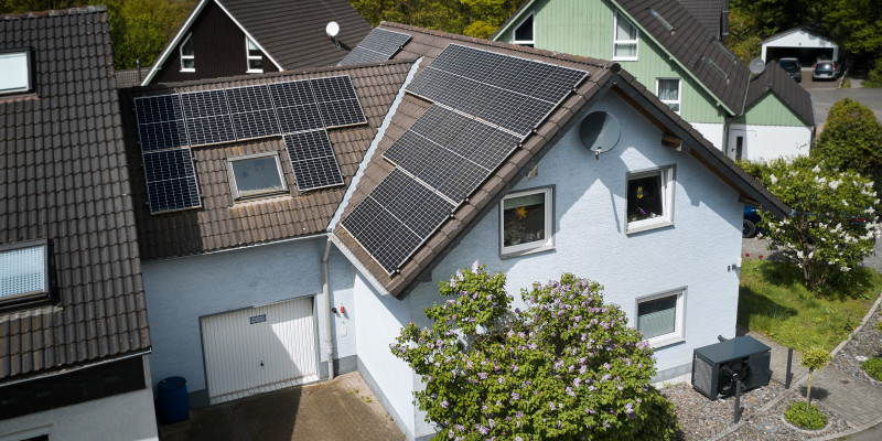 Haus mit PV-Anlage aus Vogelperspektive