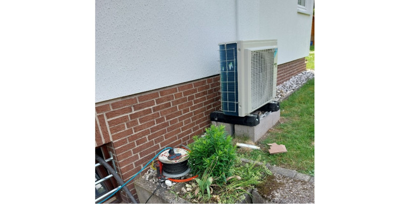 Außengerät Wärmepumpe ohne Verkleidung an der Hauswand