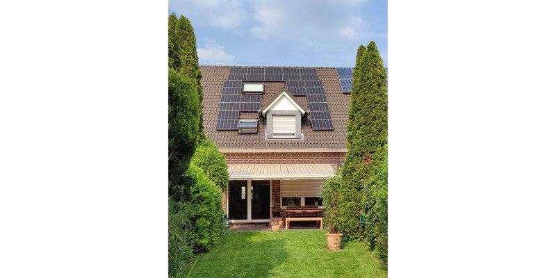 Gartenansicht auf PV-Anlage Süd-West-Seite