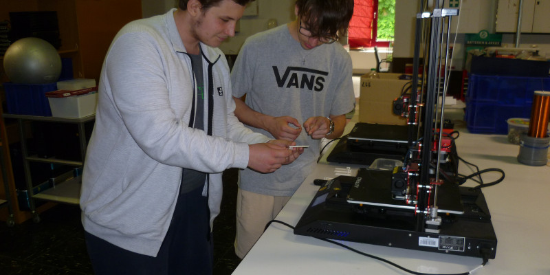  Erste Qualitätskontrolle der gedruckten Bodenplatten für die Sensorgehäuse durch Konstantin und Lars