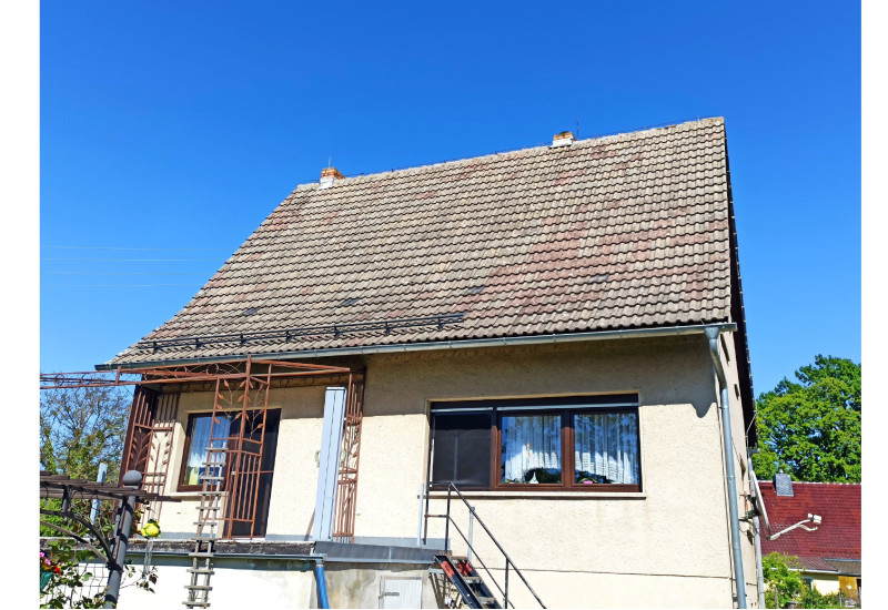 Ein Einfamilienhaus vor blauem Himmel.