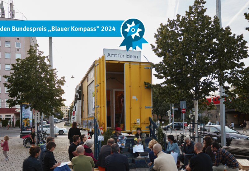 Das Bild zeigt Teilnehmende der "Was wäre, wenn…?"-Projektförderung auf dem Celitsplatz Nürnberg
