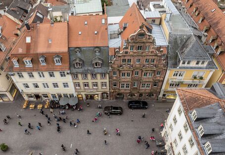 Vogelperspektive auf einen historischen Marktplatz mit alten Häuserfassaden und 